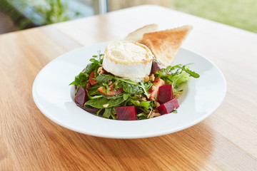 Rote Beete Salat mit Camembert als Vorspeise