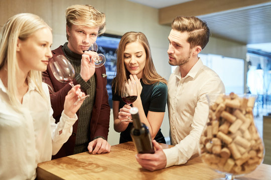 Junge Leute bei einer Weinprobe im Bistro