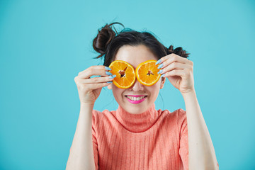 オレンジを持つ女性