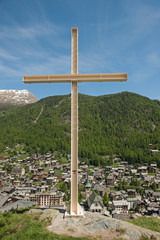 Feldkreuz über dem Dorf Zermatt, Wallis, Schweiz