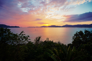 Fototapeta na wymiar Beautiful landscape. Colorful sunset on the sea shore.