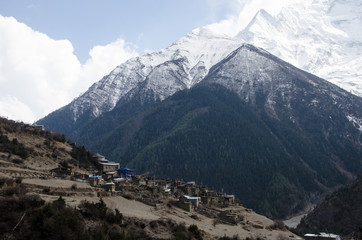 Vistas de un pequeño pueblo en las montañas nevadas del Himalaya