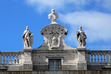 Fototapeta na wymiar Escudo en fachada palacio real de Madrid