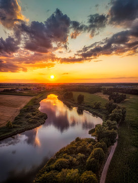 Jezioro w Wielkopolsce z lotu ptaka, o zachodzie słońca © Piotr Gołębniak