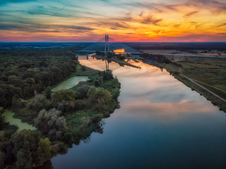 Most Rędziński na rzece Odrze we Wrocławiu, o zachodzie słońca, widok z lotu ptaka