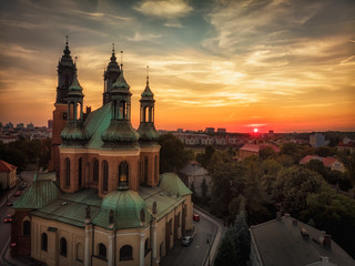 Wieże katedry poznańskiej na tle sylwety Poznania, widok z lotu paka