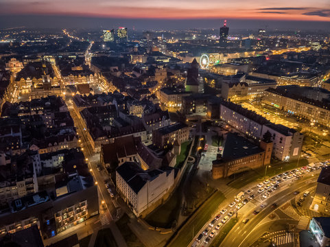 Stary Rynek i śr&oacute;dmieście Poznania w godzinach wieczornych