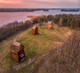 Wiatraki w skansenie nad Jeziorem Lednica