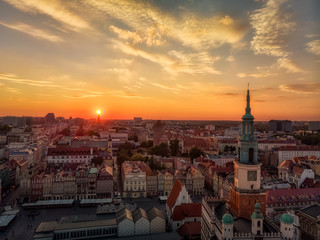 Wieża ratusza na Starym Rynku na tle sylwety Poznania, widok z lotu ptaka