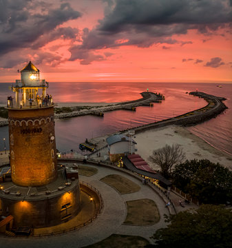 Kołobrzeg, latarnia morska i wejście do portu z lotu ptaka