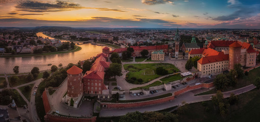 Wawel nad rzeką Wisłą w Krakowie, widok z lotu ptaka - obrazy, fototapety, plakaty