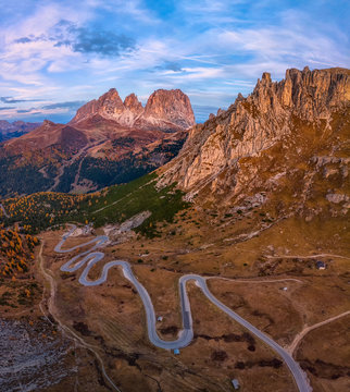 Droga wijąca się na Przełęcz Pordoi we włoskich Dolomitach