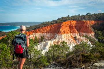 Views of the red and white rock formations in Ben Boyd National Park - obrazy, fototapety, plakaty