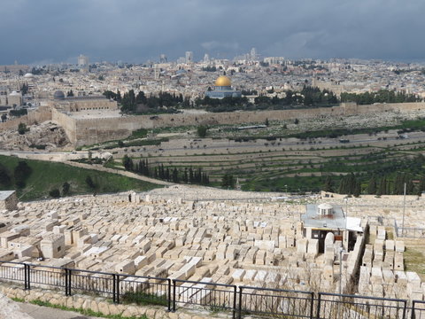Blick vom &Ouml;lberg auf Jerusalem bei Gewitter