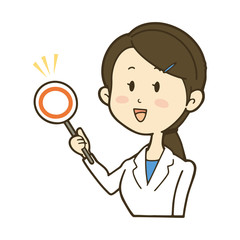 ○（マル）の札を持つ白衣の女性　笑顔