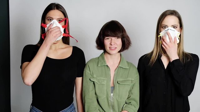 ragazza starnutisce e spaventa due amiche che si mettono la mascherina