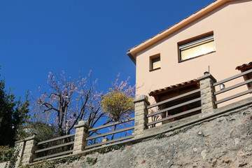 viejas casas de pìedra en pueblo de montaña