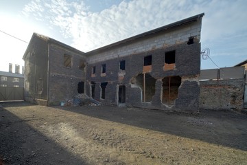 Fototapeta na wymiar Opuszczony budynek do remontu