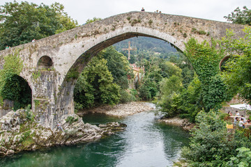 Fototapeta na wymiar Puente romano sobre el río