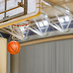 体育館とバスケットボール
