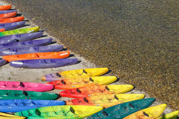 Kayaks en la arena