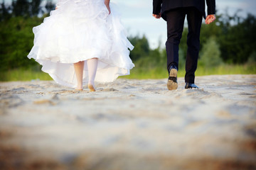 Młoda para stopy piasek © arteffect.pl