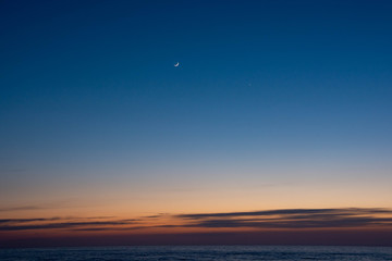 夕暮れの海と三日月