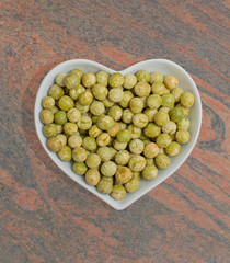 Grüne Erbsen in einer weißen Schale für die Food Fotografie 
