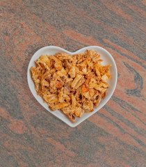 Röstzwiebeln in einer weißen Schale für die Food Fotografie 