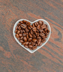 Kaffeebohnen in einer weißen Schale für die Food Fotografie