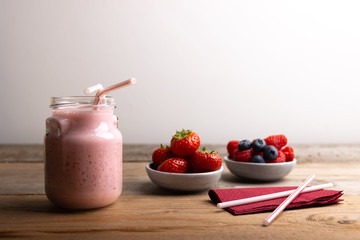 This smoothie with strawberries,blackberries and cranberries, allow us to benefit from the antioxidant properties of the red fruits who are rich in vitamins.