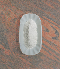 Gewürze in einer weißen Schale für die Food Fotografie