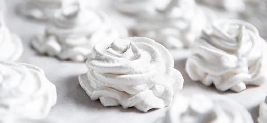 Obraz premium on a white pastel background lies a fresh white handmade marshmallow