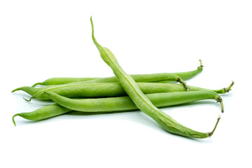 Grüne Bohnen isoliert auf weißem Hintergrund