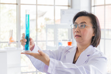 An Asian female scientist looked at the glass tube in shock.