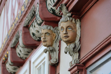 Figur an Fachwerkhaus in Duderstadt