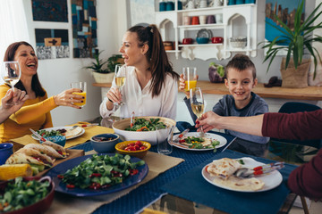 Naklejka premium family and friends lunch or dinner party at home