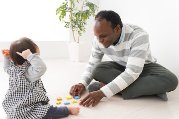 英会話教室でネイティブ講師と勉強をする幼児