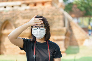 Naklejka premium Woman wearing face mask protect filter against air pollution (PM2.5) or wear N95 mask. protect pollution, anti smog and viruses, Air pollution caused health problem. environmental pollution concept.