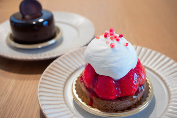 ホイップクリームをたっぷりのせたイチゴのフルーツタルト