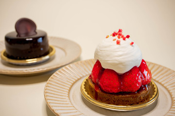 ホイップクリームをたっぷりのせたイチゴのフルーツタルト