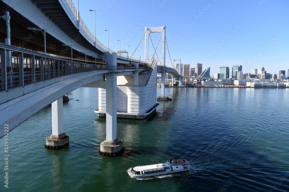 Wall mural ２０２０年東京オリンピックの年の東京の風景　澄んだ青空と１月の東京湾を行き交う船