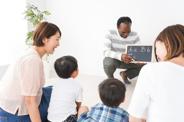 英会話教室に通う子供とお母さん