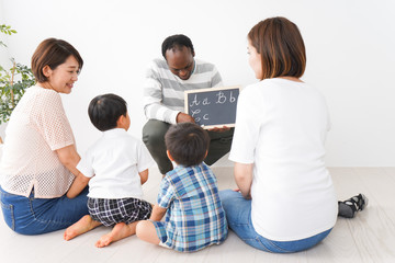 英会話教室に通う子供とお母さん