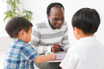 Obraz premium インターナショナルスクールで勉強する子ども