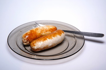 2 Bratwürste auf Teller