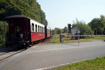 Obraz premium Personenzug Bahnübergang