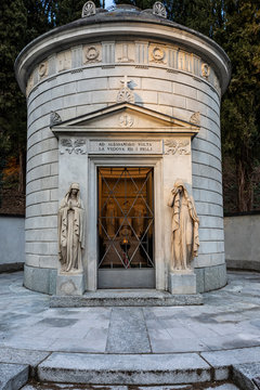 Esterno della tomba di Alessandro Volta inventore della pila elettrica