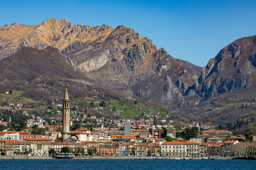 Panorama della città di Lecco vista dal lago di Como