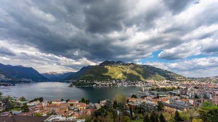 Fototapeta na wymiar Panorama della cotta di Como vista dal su magnifico lago